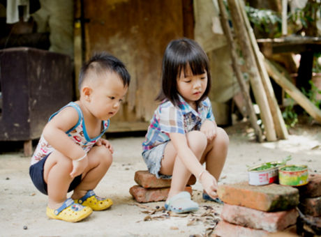 正在玩过家家的小孩