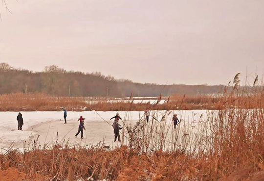 冬季，在冰封的河面上玩耍的小孩