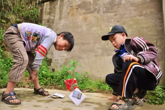 两个小男孩正在摔方宝