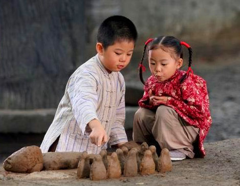 正在和泥巴的小孩