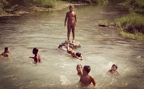 孩子们在水中嬉戏