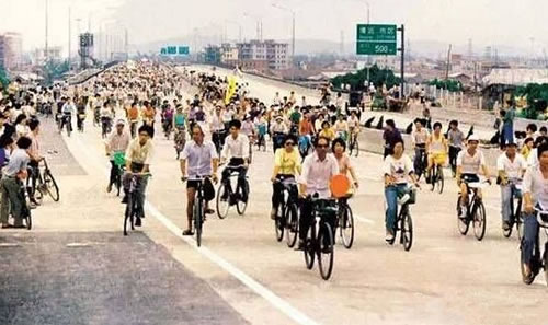 80年代骑自行车上街的人们